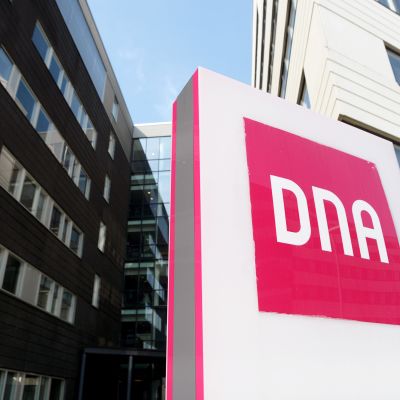 DNA:n logo DNA Talon ulkopuolella Helsingissä.