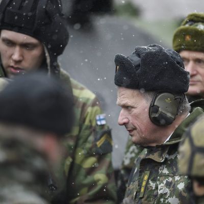 Presidentti Sauli Niinistö tarkastaa Panssariprikaatia maastopuvussa.
