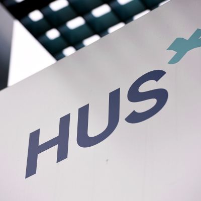 HUS:n logo Meilahden sairaala-alueella Helsingissä.