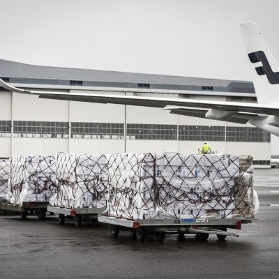 Huoltovarmuuskeskuksen tilaamia koronaviruksen leviämisen ehkäisemiseen tarkoitettuja suojavarusteita kuljettava rahtikone Helsinki-Vantaan lentokentällä Vantaalla.