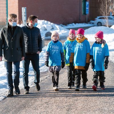 Mikko Kodisoja ja Ilkka Paananen kävelevät Pikkuyrittäjien kanssa.