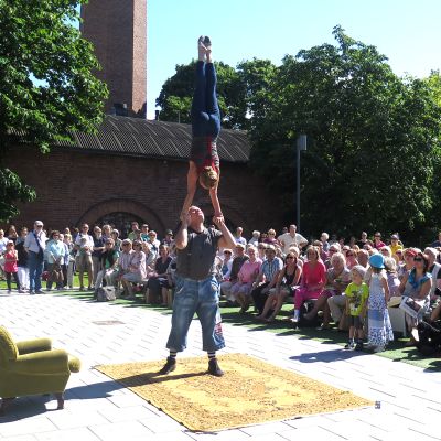 Akrobatiaesitys Teatterikesän avajaisissa.
