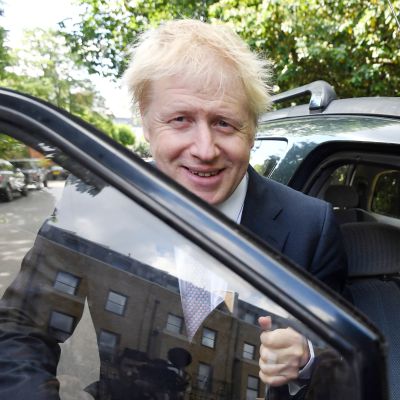 Boris Johnsonauton ovensuussa.