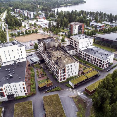 Tulipalon vaurioittama seniorikortteli ilmakuvassa Jyväskylässä 11. heinäkuuta 2020.