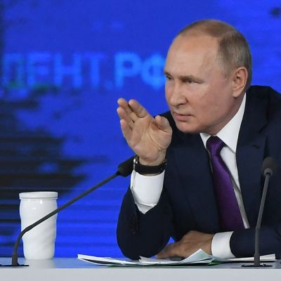 Toimittaja Simo Ortamo kommentoi Putinin tiedotustilaisuutta Moskovasta