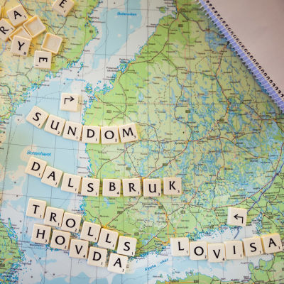 En karta över Finland med orterna Sundom, Dalsbruk, Trollshovda och Lovisa stavade med Alfapet-brickor.