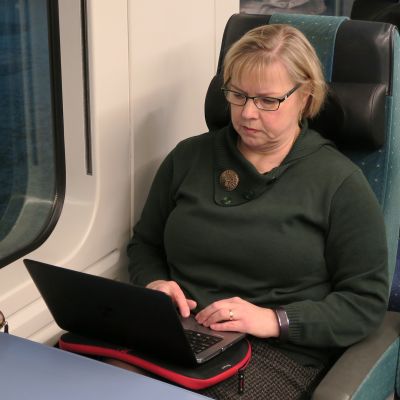 Taina Tuomi tekee töitä matkalla Helsinkiin