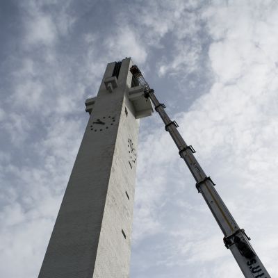45 000 kiloa painava nosturi nostaa julkisivuremonttia tekevän työmiehen noin 60 metrin korkeuteen Lakeuden Ristissä.