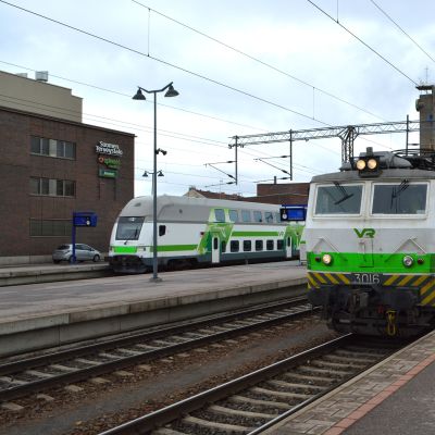 Veturi rautatieasemalla.