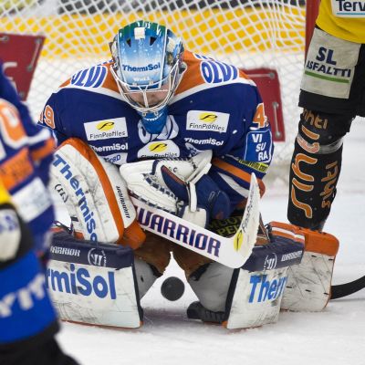 Dominik Hrachovina päästi vain yhden maalin lauantai-illassa. Tästä tilanteesta maalia ei syntynyt.