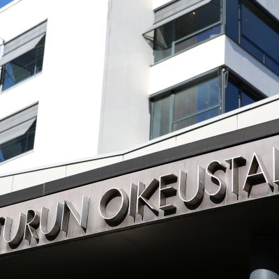 Turun oikeustalon julkisivu.