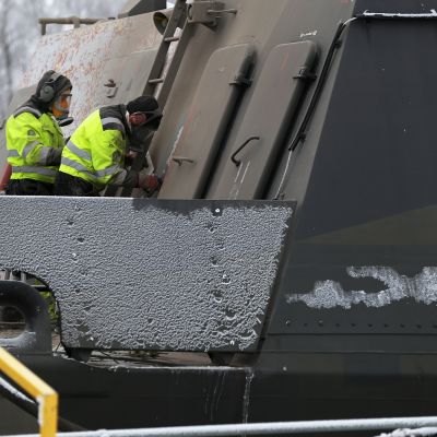 Työntekijöitä Teijon telakalla.
