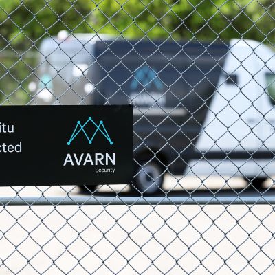 Avarn Securityn kyltti aidassa.