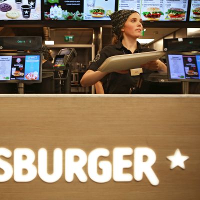 Hesburgerin työntekijä kassalla.