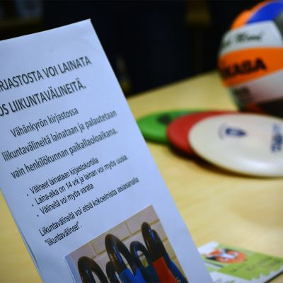 Kaikkien asiakkaiden silmiin kyltti Vähänkyrön kirjaston tiskillä ei ole vielä osunut.