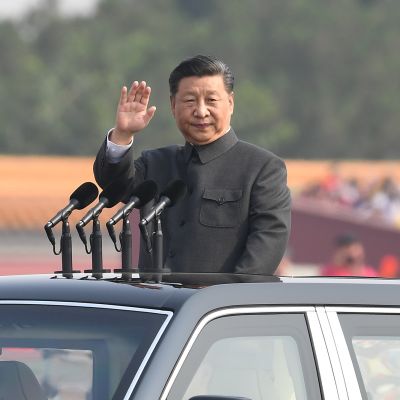 Kiinan presidentti Xi Jinping tervehti tarkoin valikoitua juhlayleisöä Pekingin keskustassa kansantasavallan 70-vuotisparaatissa.