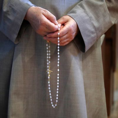 Rukoileva nunna rukousnauha kädessään.