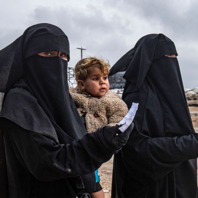 Tuntemattomia naisia ja lapsi al-Holin leirillä.