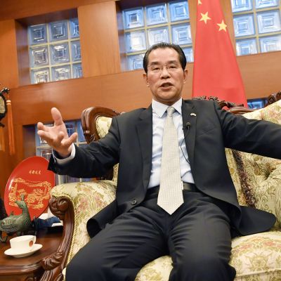 Kiinan suurlähettiläs Gui Congyou puhuu tiedotustilaisuudessa Tukholmassa.