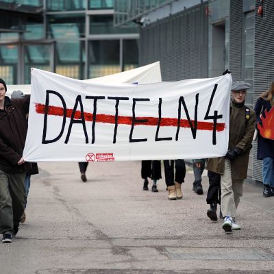 Mielenosoitus Fortumin pääkonttorin edustalla Keilaniemessä.
