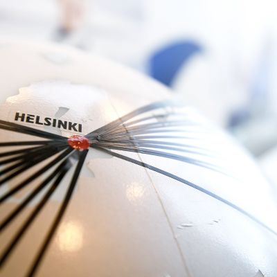Finnairin pääkonttorin aulassa oleva maapallo, johon on merkitty Finnairin reitit.