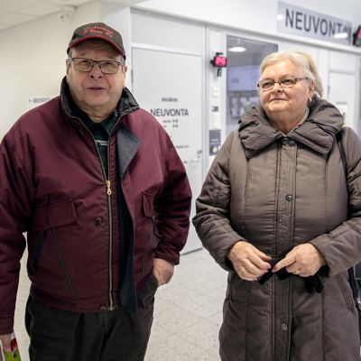 Kauko ja Anna-Liisa Jaskari lähdössä Lapuan terveyskeskuksesta.