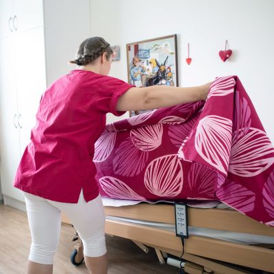 Lähihoitaja avustaa vanhusta Espoossa