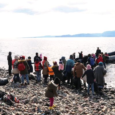 Siirtolaisia lähdössä kumiveneellä Turkista Kreikkaan.