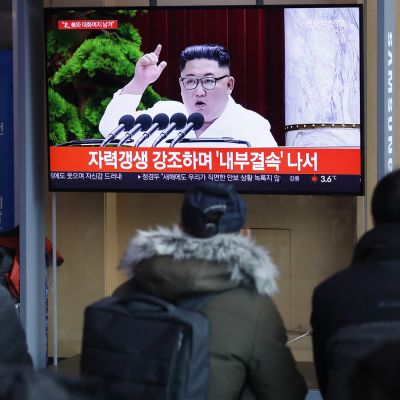 Kim Jong-un puhuu televisiossa, eteläkorelalaiset seuraavat.