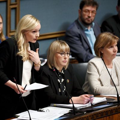 Katri Kulmuni, Maria Ohisalo, Aino-Kaisa Pekonen ja Anna-Maja Henriksson ministeriaitiossa eduskunnan suullisella kyselytunnilla Helsingissä.