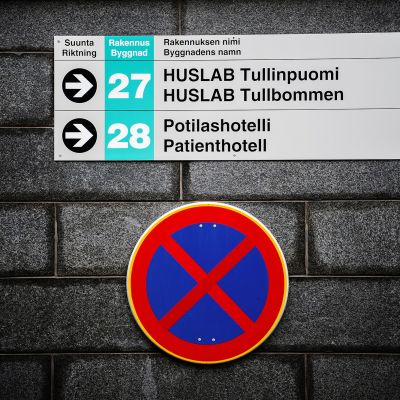 Huslab-laboratorion kyltti seinällä.