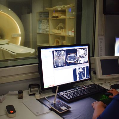 Röntgenhoitaja tarkkailee magneettikuvauksen kulkua.