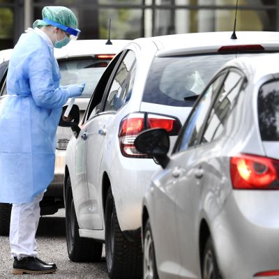 Terveyspalveluyritys Mehiläisen koronaviruksen drive-in-testausasema Espoossa 18. maaliskuuta 2020.