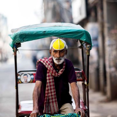Riksakuski odottaa asiakkaita autiolla kadulla Intian pääkaupungissa New Delhissä. 