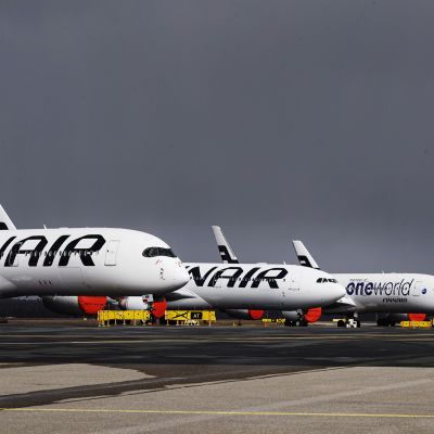 Kuvassa on Finnairin lentokoneita, joiden moottorit on peitetty pusseilla pölyn ja roskan välttämiseksi.