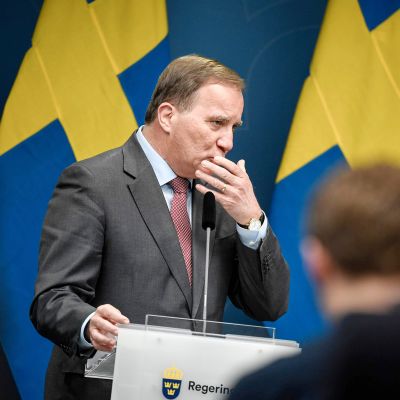 Stefan Löfven tiedotustilaisuudessa.