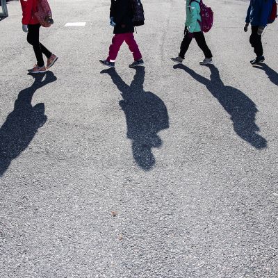 Oppilaat jonottavat Pasilan peruskoulun pihalla.