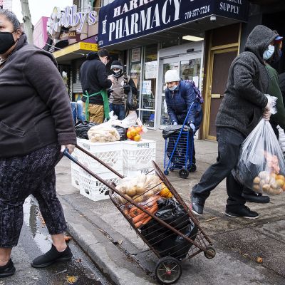 Kuvassa on newyorkilaisia noutamassa ruokakasseja.