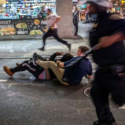 Poliisi pidättää mielenosoittajan lähellä New Yorkin Times Squarea.