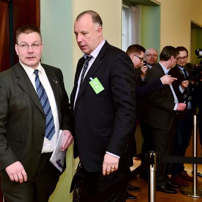 Perussuomalaisten kansanedustaja Juha Mäenpää ja tämän avustaja Kari Uoti (oik.) eduskunnassa Helsingissä 20. helmikuuta 2020.