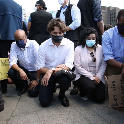 Kuvassa Justin Trudeau polvistuu BLM-mielenosoituksessa.