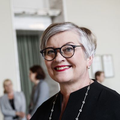 Kuvassa on Anu Vehviläinen.