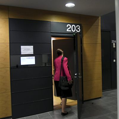 Syyttäjä menossa SteUp-tanssikoulun entisen opettajan syytteen käsittelyyn Helsingin käräjäoikeudessa.