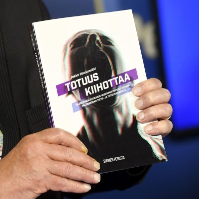 Kuvassa on Totuus kiihottaa -teos.