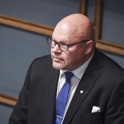 Kuvassa on Ano Turtiainen eduskunnassa.