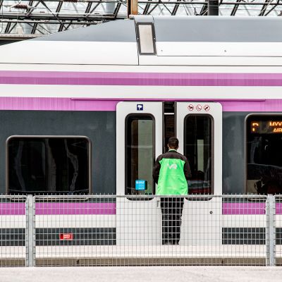 Konduktööri astumassa paikallisjunaan.