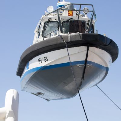 Loviisan edustalla juhannuspäivänä karille ajanutta ja uponnutta merivartiovene PV 183 nostetaan Keipsalon itäisellä selällä 24. kesäkuuta.