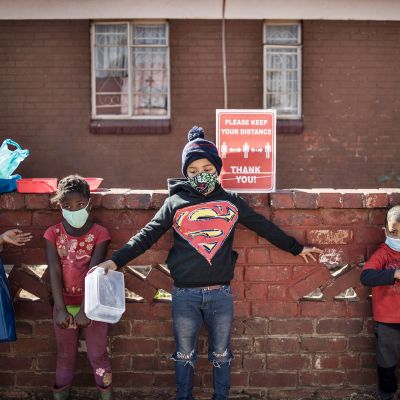 Lapset jonottavat ruoka-apua Johannesburgissa.