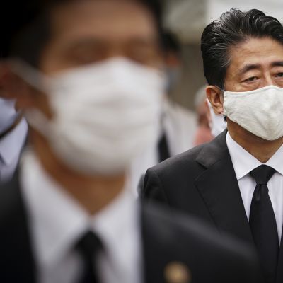 Kuvassa on Shinzo Abe.