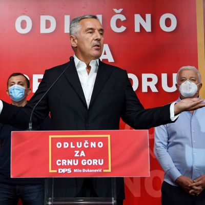 Montenegron presidentti puhuu medialle.